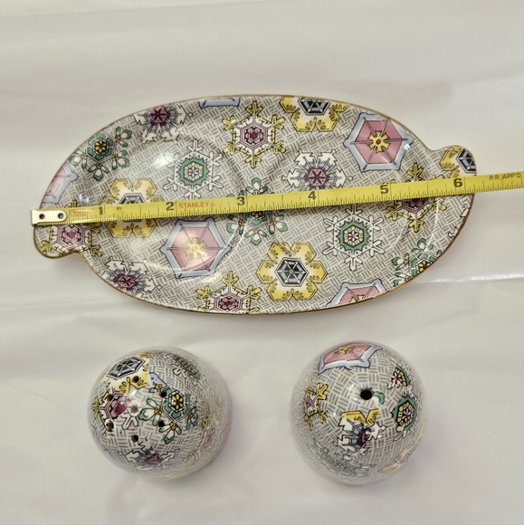 "Kaleidoscope" chintz pattern, salt, and pepper with tray. - Picture 4 of 5